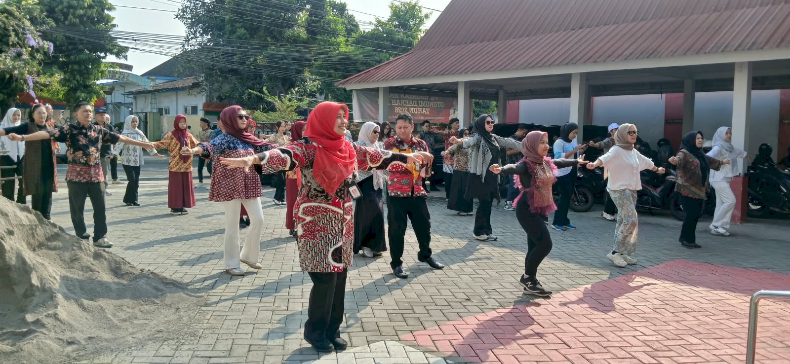 Semarak Hari Batik Nasional, DISPERINAKER Klaten Gelar Senam Bersama